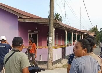 Warga berkerumun di TKP kasus pria bunuh istri yang dibuat seolah korban gantung diri di Dusun IV, Desa Aek Loba Afdeling I, Kabupaten Asahan, Sumatra Utara, Jumat (23/2/2024). (Foto: iNews/Ulil Amri)