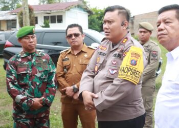Kapolres Simalungun, AKBP Choky Sentosa Meliala, S.I.K., S.H., M.H., bersama Bupati Simalungun, Radiapoh Hasiholan Sinaga, SH, MH, Wakil Bupati, H. Zonny Waldi, S.Sos., MM., serta anggota Forkopimda lainnya dan beberapa pimpinan perangkat daerah saat tinjau kesiapan TPS jelang Pemilu 2024.