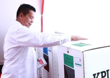 Bupati Simalungun, Radiapoh Hasiholan Sinaga, bersama keluarga, menggunakan hak pilihnya, di TPS 026, Nagori Pematang Simalungun, Kecamatan Siantar, Simalungun, Sumut, Rabu (14/2/2024).
