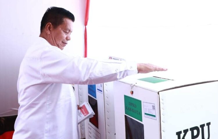 Bupati Simalungun, Radiapoh Hasiholan Sinaga, bersama keluarga, menggunakan hak pilihnya, di TPS 026, Nagori Pematang Simalungun, Kecamatan Siantar, Simalungun, Sumut, Rabu (14/2/2024).