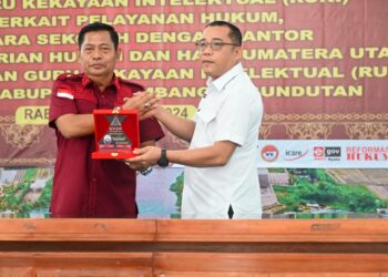 Bupati Humbahas diwakili Pj Sekda, Chiristison Rudianto Marbun MPd, pada acara Agenda Guru Kekayaaan Intelektual (RUKI), MoU terkait pelayanan hukum, PKS (Perjanjian Kerjasama) antara sekolah dengan Kantor Wilayah Kementerian Hukum dan HAM Sumut serta pengukuhan RUKI sekolah di Kabupaten Humbahas, Rabu (31/1/2024), bertempat di Aula Hutamas Doloksanggul.
