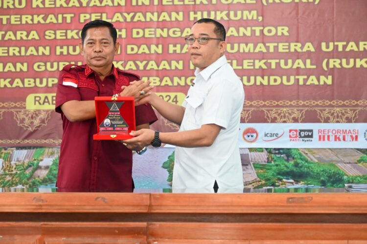 Bupati Humbahas diwakili Pj Sekda, Chiristison Rudianto Marbun MPd, pada acara Agenda Guru Kekayaaan Intelektual (RUKI), MoU terkait pelayanan hukum, PKS (Perjanjian Kerjasama) antara sekolah dengan Kantor Wilayah Kementerian Hukum dan HAM Sumut serta pengukuhan RUKI sekolah di Kabupaten Humbahas, Rabu (31/1/2024), bertempat di Aula Hutamas Doloksanggul.
