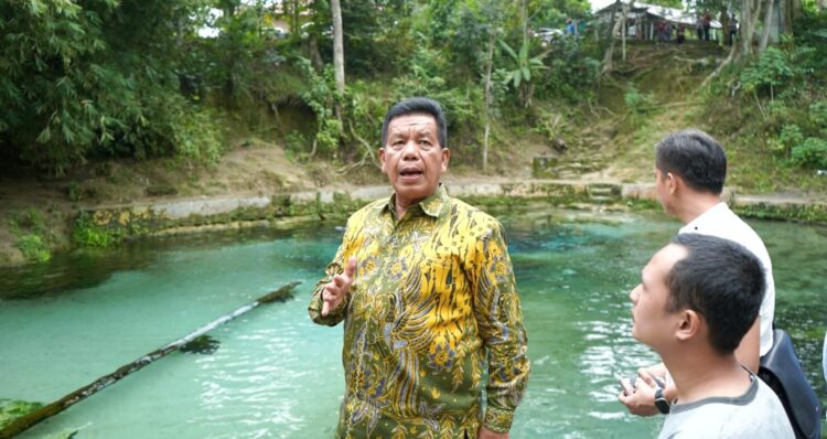 Bupati Simalungun, Radiapoh Hasiholan Sinaga saat meninjau sumber air bersih di Kecamatan Pematang Bandar, Senin (5/2/2024).