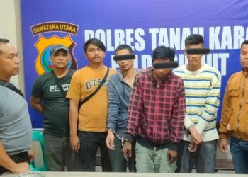 Tiga pelaku pencurian hp korban saat diamankan. (Foto: dok Polres Tanah Karo).