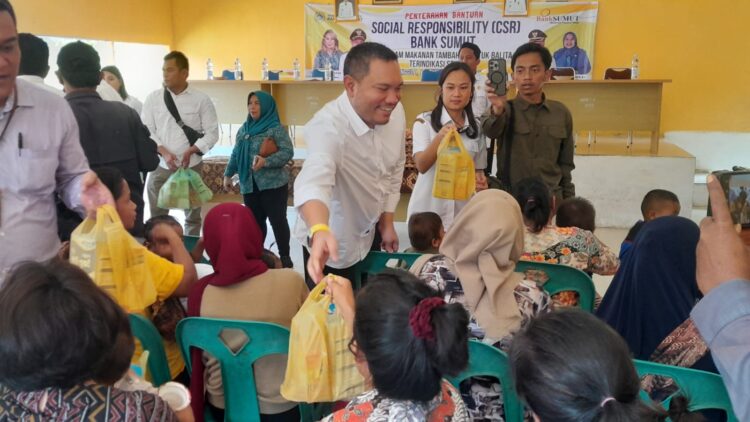 Bupati Pakpak Bharat, Franc Bernhard Tumanggor, didampingi Ketua TP PKK Pakpak Bharat, Juniatry Franc Bernhard Tumanggor, serta Kepala Cabang Bank Sumut Pakpak Bharat, Davit Manalu, bagikan makan tambahan untuk 91 anak, Rabu (28/02/2024).