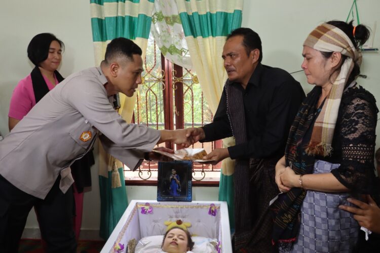 Kapolres Pematangsiantar, AKBP Yogen Heroes Baruno SH, SIK, ditmani Ketua Bhayangkari Cabang Kota Pematangsiantar, Ny. Sandra Yogen, mengungkapkan duka mendalam atas berpulangnya, Vricila Nainggolan, anak dari personil Sat Lantas, AIPTU Marojahan Nainggolan.