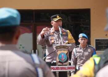 Kapolres Simalungun, AKBP Choky Sentosa Meliala, S.I.K., S.H., M.H., memberikan arahan saat apel arahan kepada personel yang terlibat dalam Operasi Mantab Brata 2024.