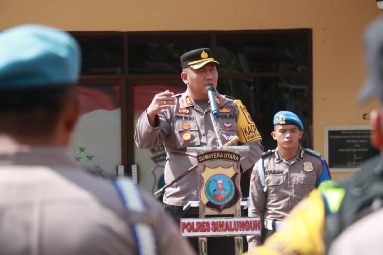 Kapolres Simalungun, AKBP Choky Sentosa Meliala, S.I.K., S.H., M.H., memberikan arahan saat apel arahan kepada personel yang terlibat dalam Operasi Mantab Brata 2024.