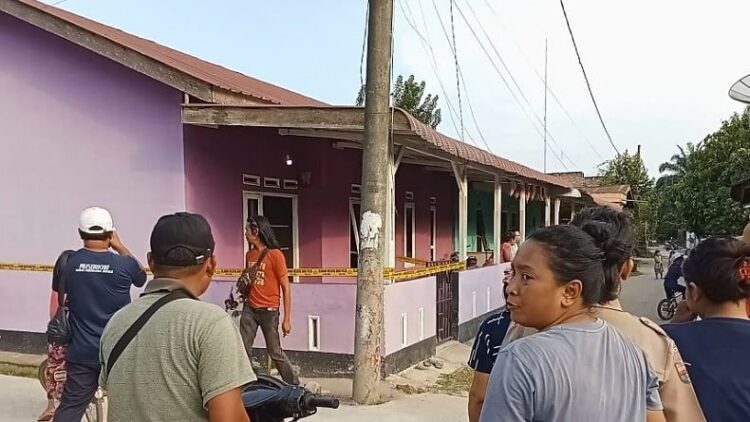 Warga berkerumun di TKP kasus pria bunuh istri yang dibuat seolah korban gantung diri di Dusun IV, Desa Aek Loba Afdeling I, Kabupaten Asahan, Sumatra Utara, Jumat (23/2/2024). (Foto: iNews/Ulil Amri)