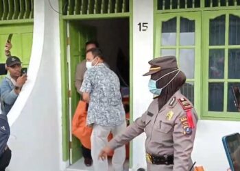Seorang Aparatur Sipil Negara (ASN) perempuan ditemukan tewas di kamar kos, Jalan Purba, Kecamatan Siantar Barat, Selasa (27/2/2024). (Foto: Dharma Setiawan).
