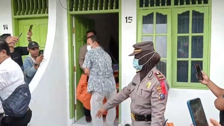 Seorang Aparatur Sipil Negara (ASN) perempuan ditemukan tewas di kamar kos, Jalan Purba, Kecamatan Siantar Barat, Selasa (27/2/2024). (Foto: Dharma Setiawan).