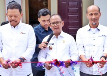 Bupati Simalungun diwakili Wakil Bupati, H Zonny Waldi, meresmikan rumah baca yang dibangun oleh PT Suri Tani Pemuka unit Simalungun di SDN 096779 dan SDN 091288, Nagori Janggir Leto, Kecamatan Panei, Simalungun, Sumut, Kamis (29/02/2024).