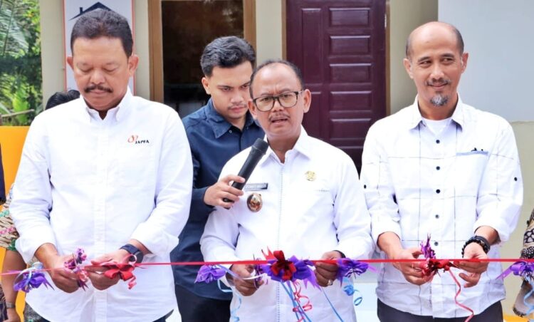 Bupati Simalungun diwakili Wakil Bupati, H Zonny Waldi, meresmikan rumah baca yang dibangun oleh PT Suri Tani Pemuka unit Simalungun di SDN 096779 dan SDN 091288, Nagori Janggir Leto, Kecamatan Panei, Simalungun, Sumut, Kamis (29/02/2024).