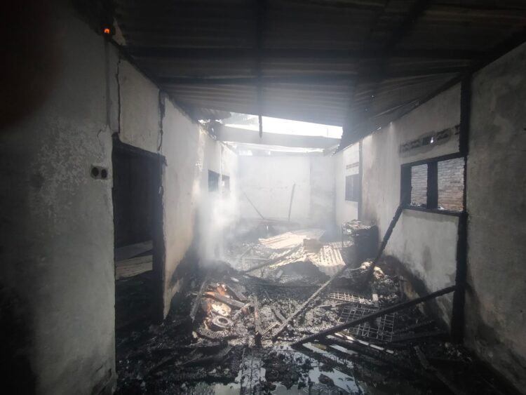 Kondisi rumah warga yang hangus terbakar.
