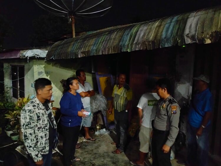 Petugas kepolisian saat turun ke lokasi kejadian.
