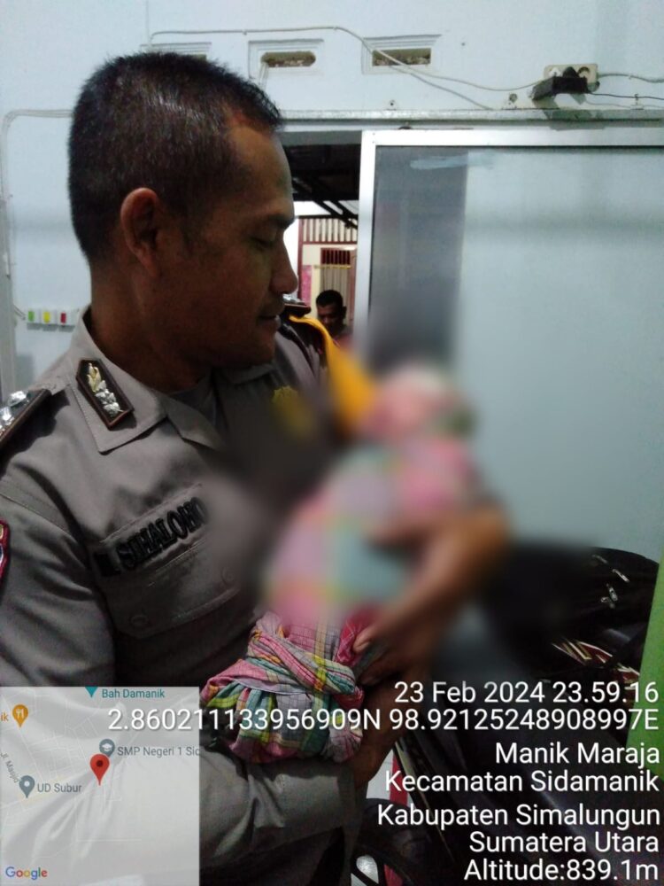Polsek Sidamanik menyelidiki temuan seorang bayi laki-laki, di teras belakang Mushola AlBarokah, Dusun Pangkalan Buntu, Nagori Tigabolon, Kecamatan Sidamanik, Kabupaten Simalungun.