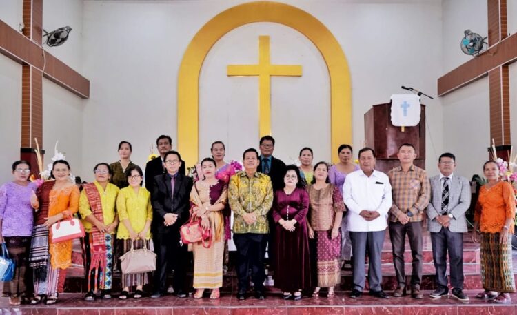 Foto bersama Bupati Simalungun usai ibadah.