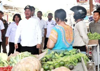 Bupati Simalungun meninjau pasar di Kota Perdagangan sekaligus saluran pembuangan yang ada pasar tersebut.