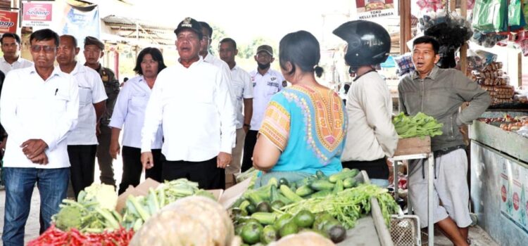 Bupati Simalungun meninjau pasar di Kota Perdagangan sekaligus saluran pembuangan yang ada pasar tersebut.
