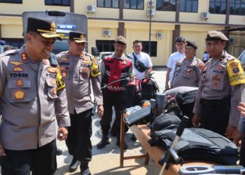 Kapolres Pematangsiantar, AKBP Yogen Heroes Baruno SH, SIK, saat cek kesiapan Alat Material Khusus (Almatsus) dan kendaraan patroli Satuan Sampta menjelang Pemilihan Umum (Pemilu) 2024, di Lapangan Apel Mako Polres Pematangsiantar, Senin (05/02/2024), pukul  10.00 WIB.