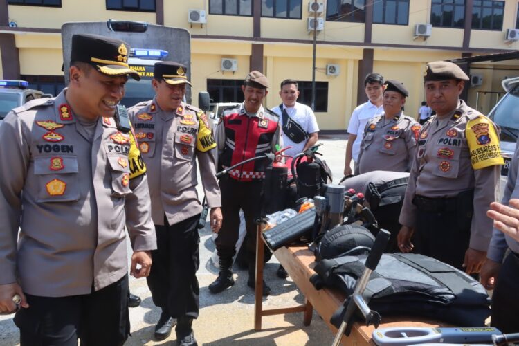 Kapolres Pematangsiantar, AKBP Yogen Heroes Baruno SH, SIK, saat cek kesiapan Alat Material Khusus (Almatsus) dan kendaraan patroli Satuan Sampta menjelang Pemilihan Umum (Pemilu) 2024, di Lapangan Apel Mako Polres Pematangsiantar, Senin (05/02/2024), pukul  10.00 WIB.