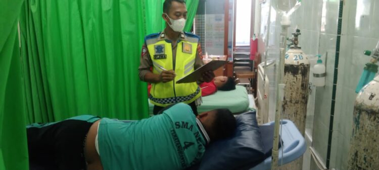 Petugas kepolisian mengecek kondisi para korban di rumah sakit.