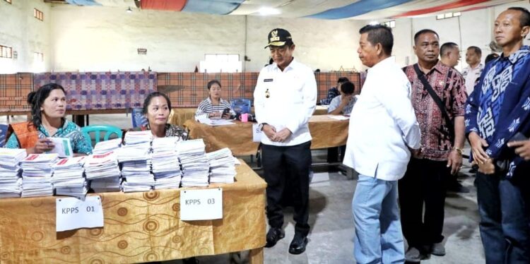 Bupati Simalungun, Radiapoh Hasiholan Sinaga, mendampingi Pj. Gubsu, Hasanuddin, monitoring pelaksanaan Pemilu Tahun 2024, di Tanoh Habonaron Do Bona, Kabupaten Simalungun, Sumut, Rabu (14/2/2024).