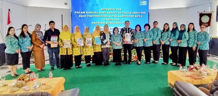 Foto bersama disela kegiatan.