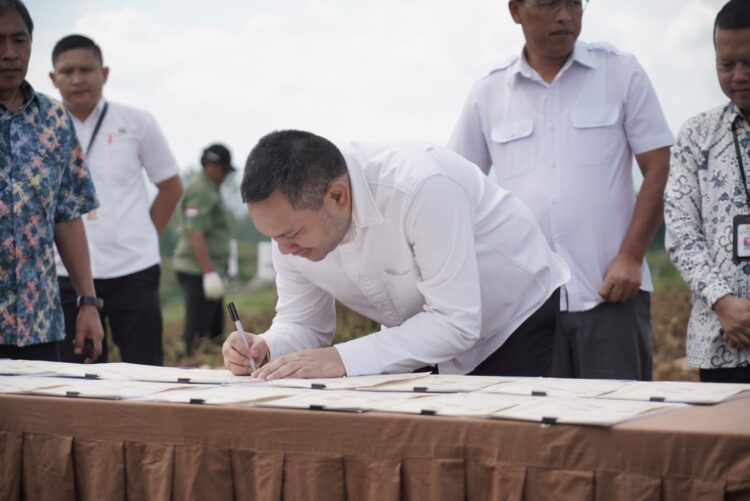 Bupati Pakpak Bharat, Franc Benrhard Tumanggor, menandatangani nota kesepahaman bersama budi daya pertanian hingga pasca panen, di Food Estate Sumatera Utara, termasuk Kabupaten Pakpak Bharat.