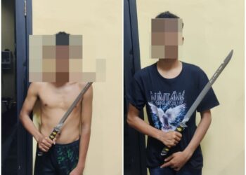 Foto 2 Pemuda dan 2 Pisau Samurai yang diamankan Polisi.