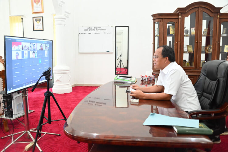 Bupati Humbahas, Dosmar Banjarnahor, SE, mengikuti rapat koordinasi secara daring, membahas Nota Kesepahaman Bersama (NKB) tentang kerjasama budi daya pertanian hingga pasca panen di Food Estate Sumatera Utara, di Ruang Kerja Bupati, Komplek Perkantoran Bukit Inspirasi, Doloksanggul, Selasa (20/2/2024).