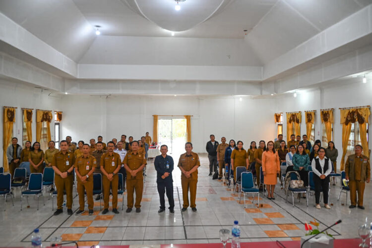 Foto bersama disela kegiatan.