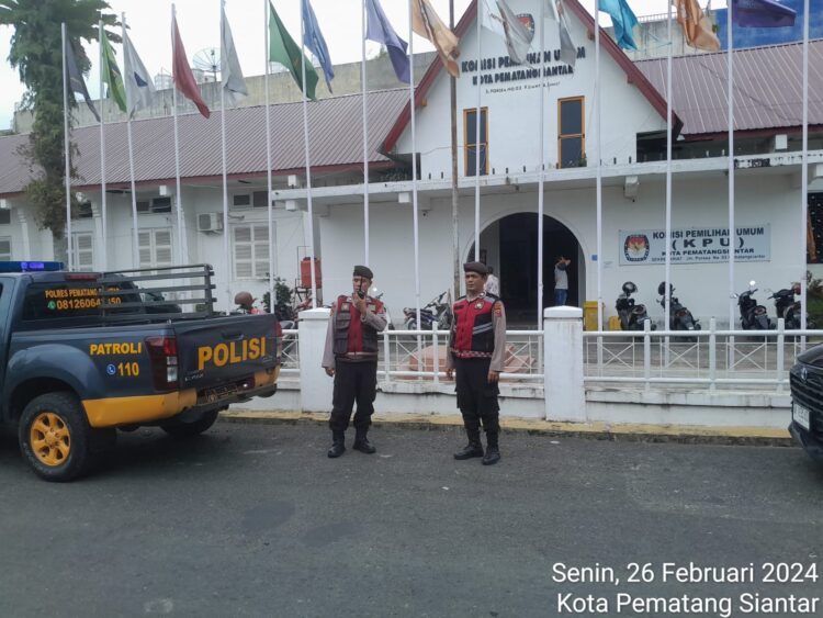 Sat Samapta Polres Pematangsiantar gencar melakukan patroli ke kantor dan Gudang KPU Kota Pematangsiantar, Senin (26/2/2024).