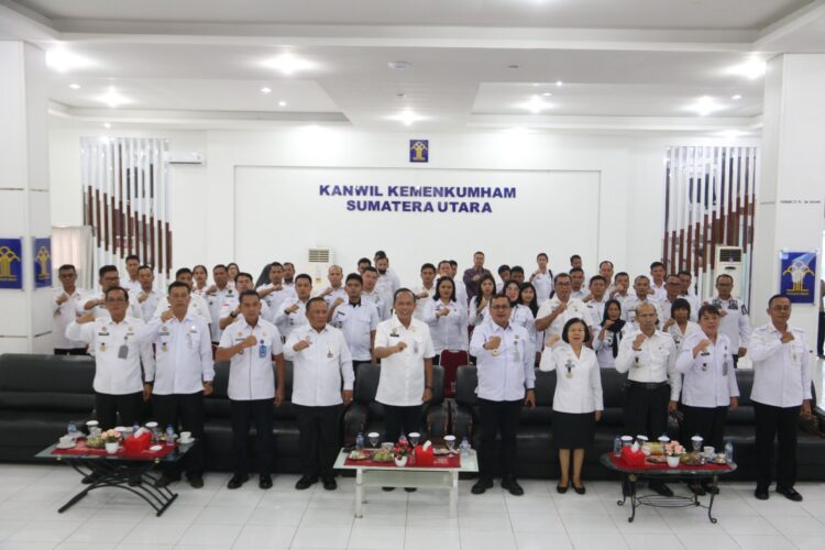 Foto bersama disela kegiatan.