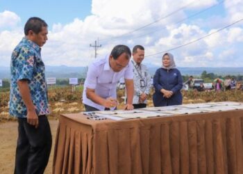Bupati Humbahas, Dosmar Banjarnahor melakukan penandatangan tentang kerjasama budi daya pertanian hingga pasca panen di Food Estate Sumatera Utara (Sumut), Jumat (23/2/2024), di pusatkan di Desa Riaria Kecamatan Pollung.
