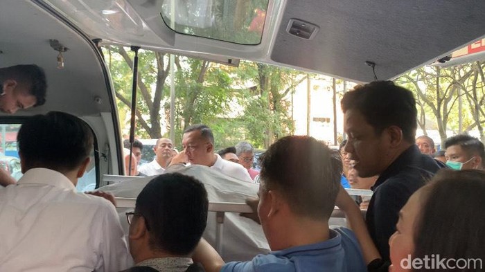 Foto: Jenazah Ketua DPRD Sumut Baskami Ginting saat dibawa ke ambulans (Kartika/detikSumut)