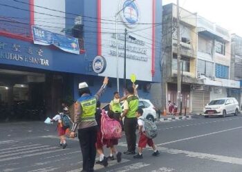 Personil Polres Pematangsiantar laksanakan pengaturan rutinitas pada pagi hari di wilayah hukum Polres Pematangsiantar, Jumat (23/2/2024).