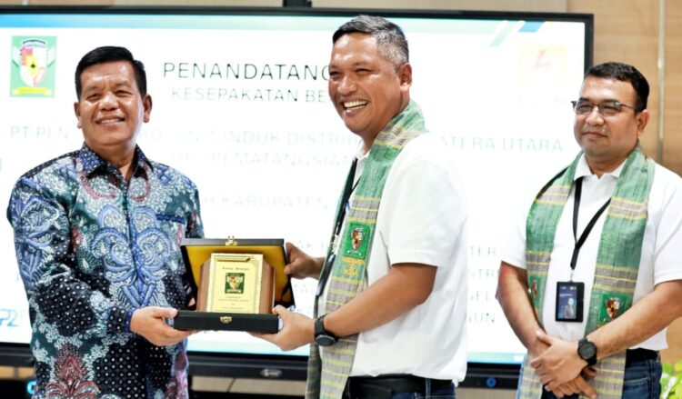 Pemkab Simalungun melakukan penandatanganan kesepakatan bersama dengan PT PLN Persero UP3 (Unit Pelaksana Pelayan Pelanggan) Pematangsiantar.