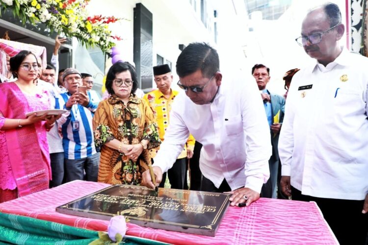 Peresmian kantor camat ditandai dengan penandatangan prasasti yang dilakukan langsung oleh Bupati didampingi Wakil Bupati, Forkopimda dan ketua TP PKK, Ny Ratnawati Radiapoh Hasiholan Sinaga.