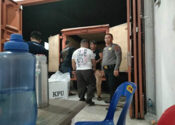 Personel Polres Pematangsiantar kawal ketat pergeseran kotak suara dari PPK Siantar Selatan hingga Gudang KPU, jl. Parapat KM 5, Kelurahan Tong Marimbun, Kecamatan Siantar Marimbun, Kota Pematangsiantar.