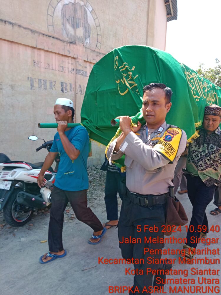 Bhabinkamtibmas Pematang Marihat ikut pikul keranda jenajah warga binaan yang meninggal.