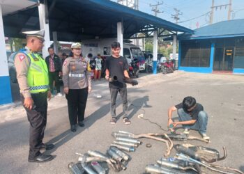 Kasat Lantas Polres Pematangsiantar, AKP Gabriellah A. Gultom, SIK, MH, turut memusnahan 30 knalpot blong.