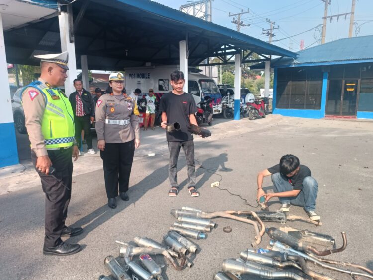 Kasat Lantas Polres Pematangsiantar, AKP Gabriellah A. Gultom, SIK, MH, turut memusnahan 30 knalpot blong.