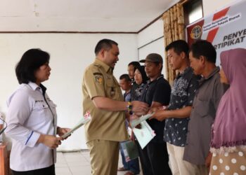 Bupati Pakpak Bharat, Franc Bernhard Tumanggor membagikan puluhan sertifikat tanah, di Kecamatan Sitellu Tali Urang (STTU) Julu, Selasa (27/02/2024).