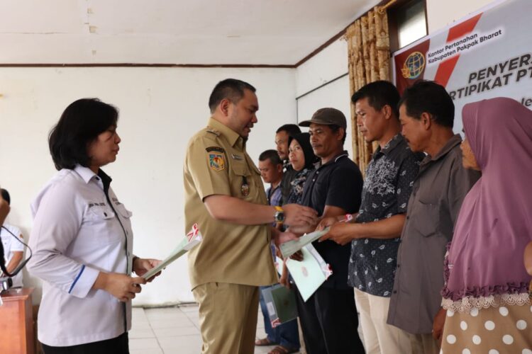 Bupati Pakpak Bharat, Franc Bernhard Tumanggor membagikan puluhan sertifikat tanah, di Kecamatan Sitellu Tali Urang (STTU) Julu, Selasa (27/02/2024).