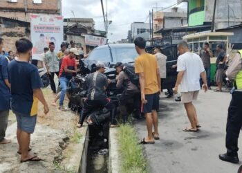 Foto: Mobil Xpander yang menabrak pemotor dan pejalan kaki di Pekanbaru. (Dok Satlantas Polresta Pekanbaru)