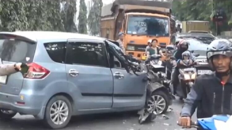 Kecelakaan Mobil Pelat B Tabrak Truk dan Motor di Deliserdang, 1 Orang Luka (Foto: iNews/Amiruddin)