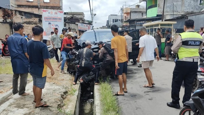 Foto: Mobil Xpander yang menabrak pemotor dan pejalan kaki di Pekanbaru. (Dok Satlantas Polresta Pekanbaru)
