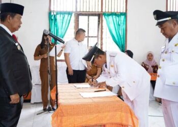 Bupati Simalungun, Radiapoh Hasiholan Sinaga, melantik 2 Pangulu terpilih hasil pemilihan Pangulu serentak, periode 2024 - 2030.