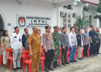 Wakapolres Pematangsiantar, Kompol Pardamean Hutahean, SH, SIK, MH, hadiri pelepasan distribusi logistik Pemilu tahun 2024 yang dilaksanakan KPU Kota Pematangsiantar, pada Selasa (12/2/2024) pagi tadi, sekira pukul 09.30 WIB, di halaman Kantor KPU Kota Pematangsiantar, Jl Porsea No 3.